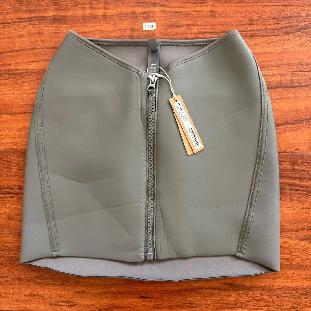 NWT SKIMS Rubberized Scuba Swim Skirt Gray Chalk Size XS Zipper
